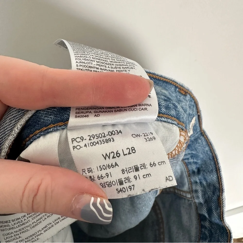 Levi’s • 501 Distressed Cut Off Denim Shorts - Picture 9 of 10